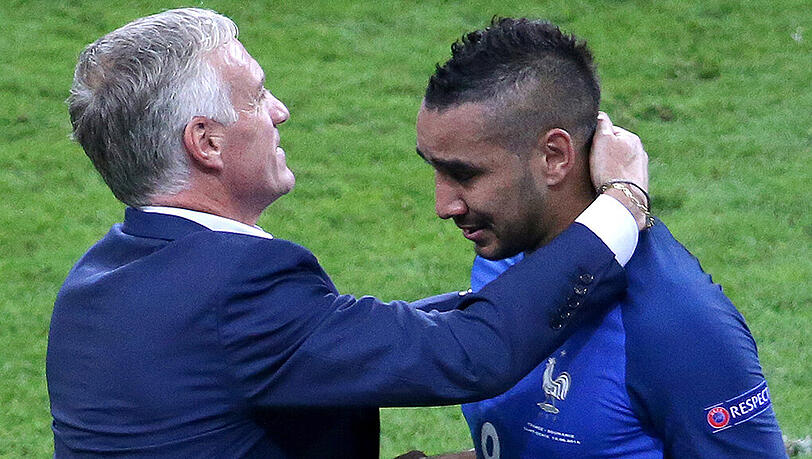 Frankreichs Coach Didier Deschamps (links) und Dimitri Payet bei dessen Auswechslung. Frankreichs Coach Didier Deschamps (links) und Dimitri Payet bei dessen Auswechslung.
