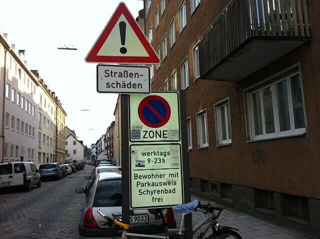 Ein Schild weist auf die beschädigte Straße hin.