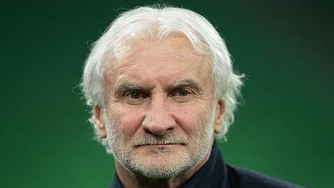 Rudi Völler, Geschäftsführer Sport von Bayer 04 Leverkusen, beobachtet ein Training seiner Mannschaft. Foto: Marius Becker/dpa/Archivbild