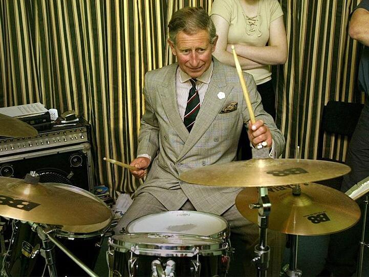Prinz Charles macht am Schlagzeug eine gute Figur.