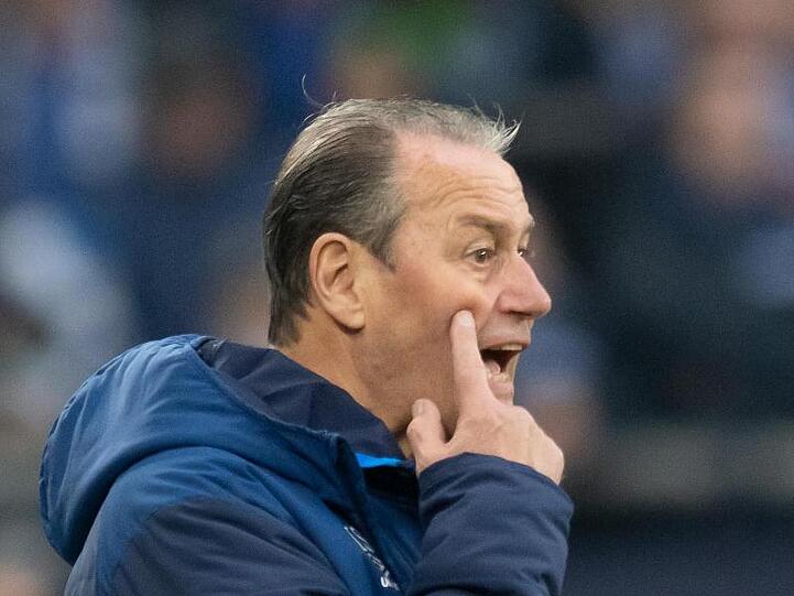 Schalkes Interims-Trainer Huub Stevens will Mittelfeldspieler Nabil Bentaleb eine neuen Chance geben.