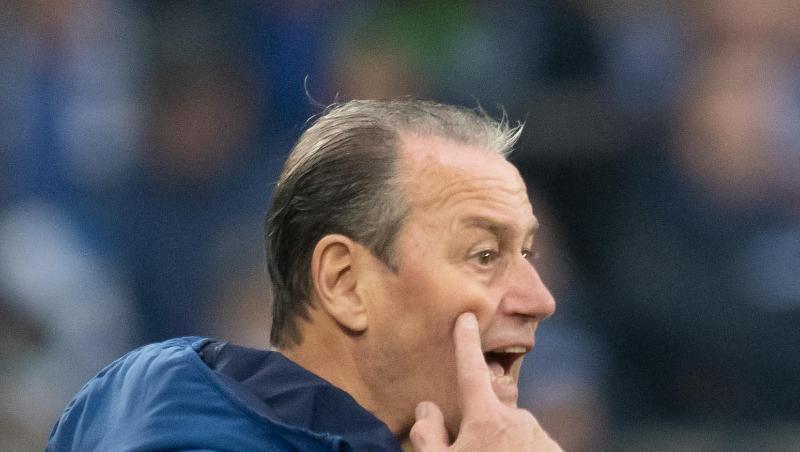Schalkes Interims-Trainer Huub Stevens will Mittelfeldspieler Nabil Bentaleb eine neuen Chance geben. Schalkes Interims-Trainer Huub Stevens will Mittelfeldspieler Nabil Bentaleb eine neuen Chance geben.