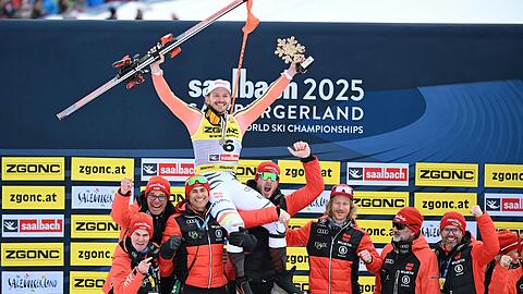 Linus Straßer lässt sich für Bronze feiern.