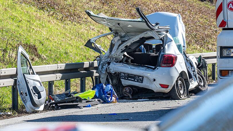 An dem Serienunfall waren laut Polizei sechs Autos und ein Lastwagen beteiligt.