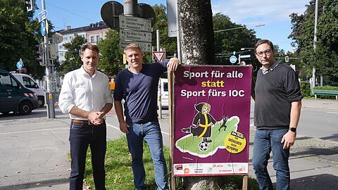 Die Olympia-Gegner Ludwig Hartmann (Grüne), Tobias Ruff (ÖDP)  und Stefan Jagel (Linke) (von links) haben am Montag neue Plakate präsentiert.