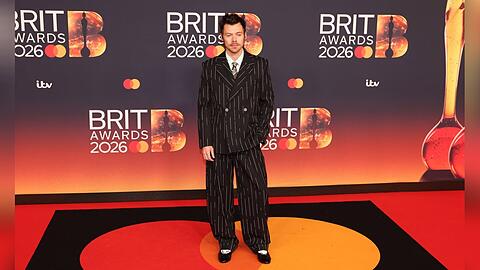 In Anzug und Ballerinas: Harry Styles auf dem roten Teppich der Brit Awards in Manchester.