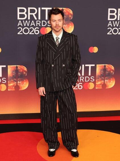 In Anzug und Ballerinas: Harry Styles auf dem roten Teppich der Brit Awards in Manchester.