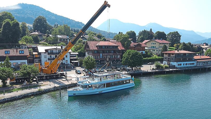 Die EMS Gmund aus Niederkassel bei Bonn wird vom Seesauna-Parkplatz ins Wasser gehoben. Die EMS Gmund aus Niederkassel bei Bonn wird vom Seesauna-Parkplatz ins Wasser gehoben.