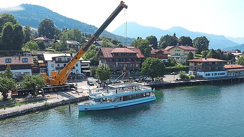 Die EMS Gmund aus Niederkassel bei Bonn wird vom Seesauna-Parkplatz ins Wasser gehoben.