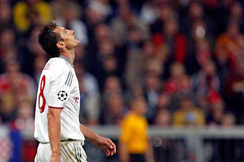 Zum Verzweifeln: Miroslav Klose trauert einer vergebenen Chance nach.