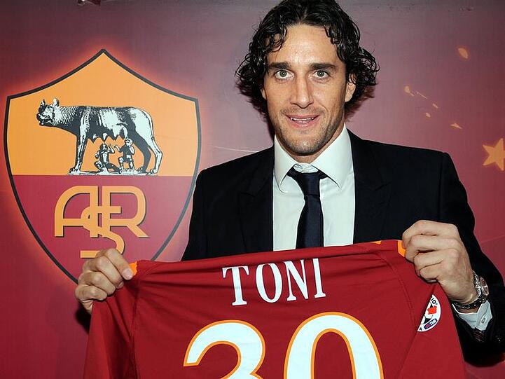 Stolzer Römer: Luca Toni präsentiert sein nues Trikot mit der Nummer "30".