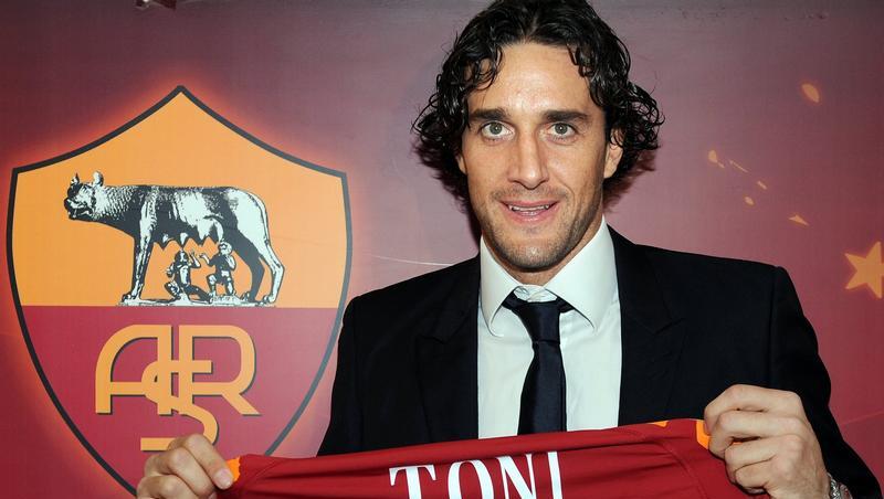 Stolzer Römer: Luca Toni präsentiert sein nues Trikot mit der Nummer "30". Stolzer Römer: Luca Toni präsentiert sein nues Trikot mit der Nummer "30".