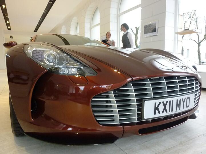 Limitiert auf 77 Stück, 354 Km/h Spitze, 1,7 Millionen Euro teuer: Das sind die Facts des Aston Martin One-77. Die AZ hat sich den Flitzer im Münchner Showroom angeschaut. Die Bilder