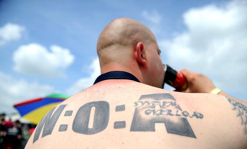 Am Mittwoch kamen die meisten Fans schon angereist, um am Donnerstag das größte Metal-Festival der Welt zu feiern. Aufgrund von Regenfällen waren Teile des Festivalgeländes noch ziemlich matschig - doch wen störts? Die Metall-Fans jedenfalls nicht! Die Bilder von Anreise und erstem Abend