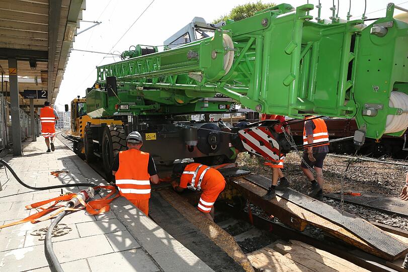 Bauarbeiten auf der Stammstrecke: Wer am Wochenende mitten in München die S-Bahn nehmen will, schaut in die Röhre. Die Bahn baut um. Wir haben uns auf der großen Baustelle mal ein Bild gemacht. Hier gibt's die Fotos...