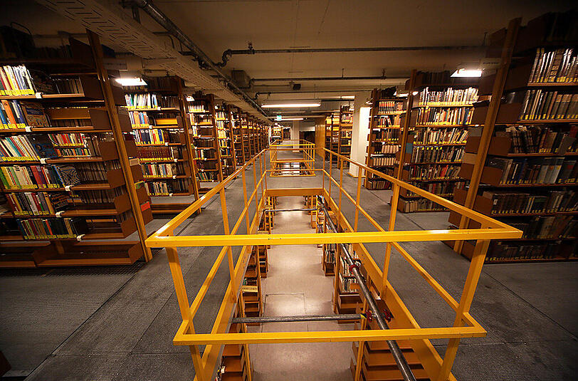 Das Magazin der Gasteigbibliothek: Vier Stockwerke unter der Erde stapeln sich hier die Archivbücher.
