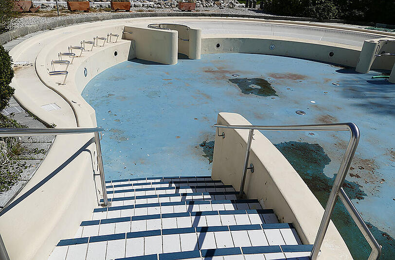 Ein weiteres Foto des Außenbeckens. Früher wurde hier an manchen Tagen eine Leinwand aufgestellt - die Badegäste konnten Blockbuster dann gemütlich im Wasser anschauen.