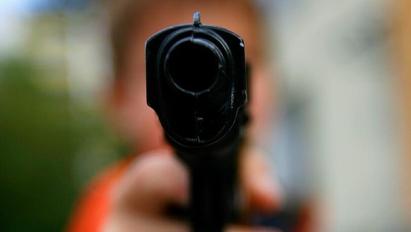 Der Mann bedrohte seine Opfer mit einer Waffe und verursachte bei diesen Todesangst. Der Mann bedrohte seine Opfer mit einer Waffe und verursachte bei diesen Todesangst.