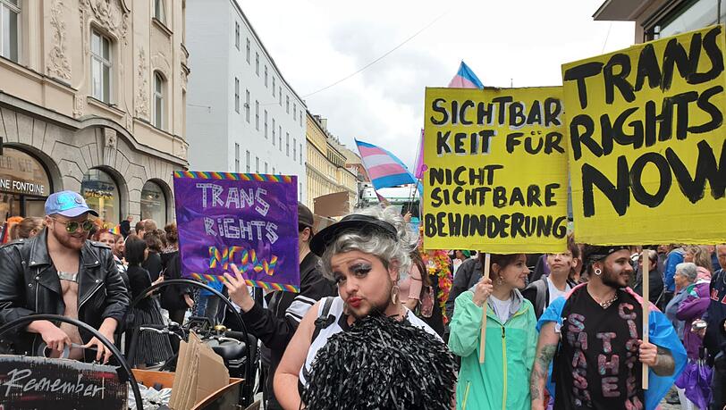 Transmenschen fordern Sichtbarkeit und gleiche Rechte. Transmenschen fordern Sichtbarkeit und gleiche Rechte.