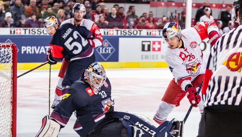 Salzburgs Peter Hochkofler (r) versucht München-Goalie Danny aus den Birken zu überwinden. Salzburgs Peter Hochkofler (r) versucht München-Goalie Danny aus den Birken zu überwinden.