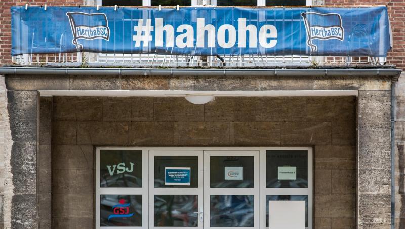 Nach dem vierten Corona-Fall muss das Team von Hertha BSC in eine 14-tägige Quarantäne.