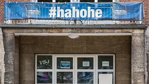 Nach dem vierten Corona-Fall muss das Team von Hertha BSC in eine 14-tägige Quarantäne.