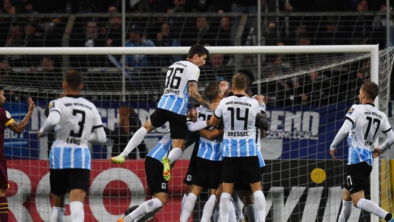 Spieler vom TSV 1860 München freuen sich über den Treffer zum 1:0.