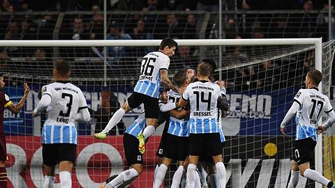 Spieler vom TSV 1860 München freuen sich über den Treffer zum 1:0.
