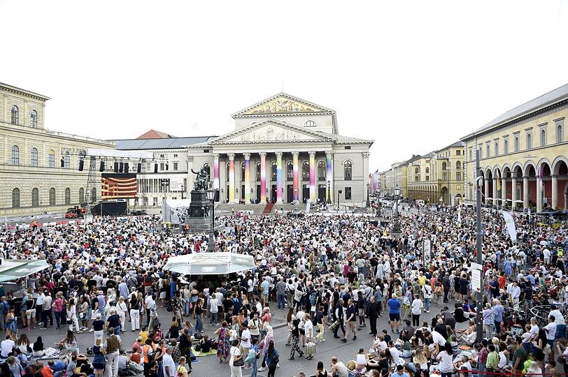 Was für eine Kulisse: Die Bayerische Staatsoper und BMW laden ein zur "Oper für alle" auf dem Max-Joseph-Platz.
