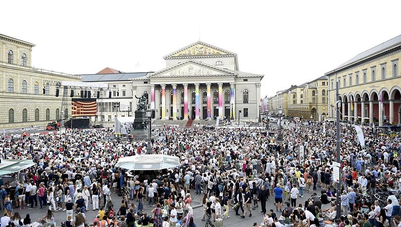 Was für eine Kulisse: Die Bayerische Staatsoper und BMW laden ein zur "Oper für alle" auf dem Max-Joseph-Platz. Was für eine Kulisse: Die Bayerische Staatsoper und BMW laden ein zur "Oper für alle" auf dem Max-Joseph-Platz.