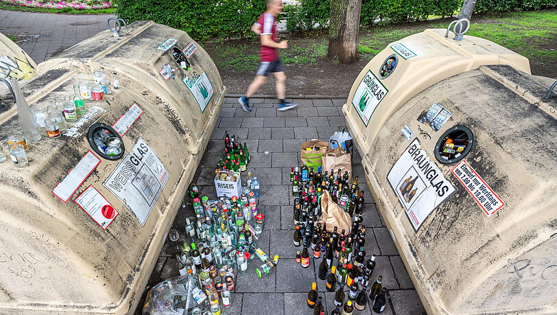 Das System Wertstoffinsel: In München müssen Glas, Dosen und Plastikverpackungen zu den Tonnen gebracht werden. Doch oft liegen im Umfeld Flaschen und Müll herum, was Anwohner nervt. Das System Wertstoffinsel: In München müssen Glas, Dosen und Plastikverpackungen zu den Tonnen gebracht werden. Doch oft liegen im Umfeld Flaschen und Müll herum, was Anwohner nervt.