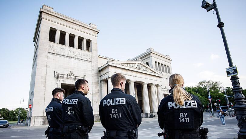 Einsatzkräfte der Polizei stehen auf dem Königsplatz.