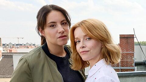 Das neue Kiel-Team, Kommissarin Mila Sahin (Almila Bagriacik) und Polizeipsychologin Elli Krieger (Karoline Schuch, r.), steigt mit der Doppelfolge "Tatort: Unter Freunden / Unter Feinden" ein.