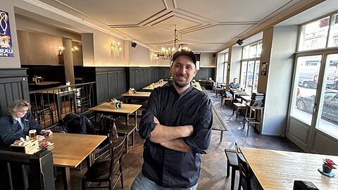 Agon Bajrami, seit einem Dreivierteljahr neuer Wirt des Atzinger, hat seit Jahresbeginn eine Mittagskarte für Studis: 10 Euro pro Essen.