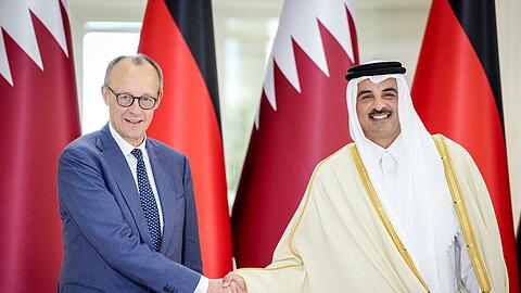 Merz - hier mit dem Emir des Staates Katar - betonte, er habe bei seinem Besuch in Saudi-Arabien und Katar auch Menschenrechtsfragen angesprochen.