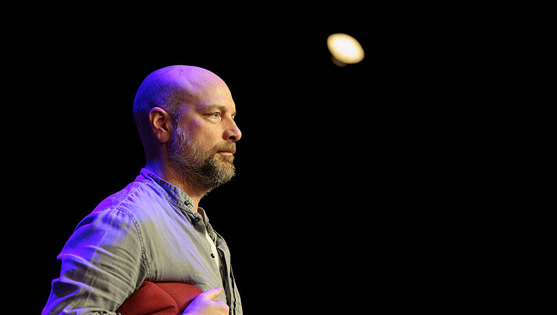 Stephan Zinner steht auch mal solo auf der Bühne – zuletzt mit dem Programm "Der Teufel, das Mädchen, der Blues und ich". Stephan Zinner steht auch mal solo auf der Bühne – zuletzt mit dem Programm "Der Teufel, das Mädchen, der Blues und ich".