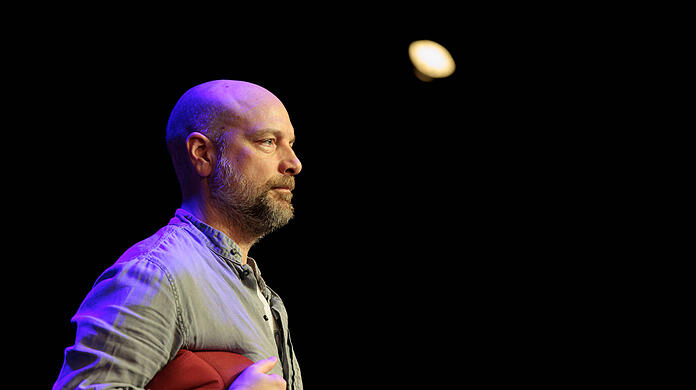 Stephan Zinner steht auch mal solo auf der B&uuml;hne &ndash; zuletzt mit dem Programm "Der Teufel, das M&auml;dchen, der Blues und ich".