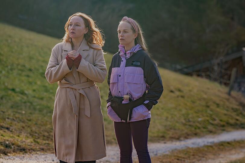 Die Freundinnen Ines (Brigitte Hobmeier, links) und Paula (Friederike Kempter) stecken in unterschiedlichen Krisen, auch wenn sie zunächst so tun, als wäre alles in Ordnung. Wobei: Paula würde der gemeinsamen Freundin Juliane gerne endlich ihre lange zurückliegende Affäre mit deren Exmann gestehen, doch Ines rät ihr dringend davon ab, um des lieben Friedens willen. Die Freundinnen Ines (Brigitte Hobmeier, links) und Paula (Friederike Kempter) stecken in unterschiedlichen Krisen, auch wenn sie zunächst so tun, als wäre alles in Ordnung. Wobei: Paula würde der gemeinsamen Freundin Juliane gerne endlich ihre lange zurückliegende Affäre mit deren Exmann gestehen, doch Ines rät ihr dringend davon ab, um des lieben Friedens willen.