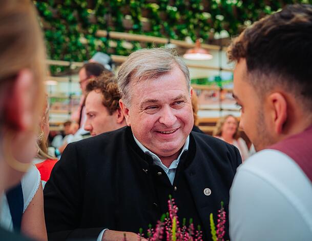 AZ-Wiesn-Reporter Niclas Vaccalluzzo im Gespräch mit Lorenz Stiftl, dem Wirt des Paulaner Festzeltes. AZ-Wiesn-Reporter Niclas Vaccalluzzo im Gespräch mit Lorenz Stiftl, dem Wirt des Paulaner Festzeltes.