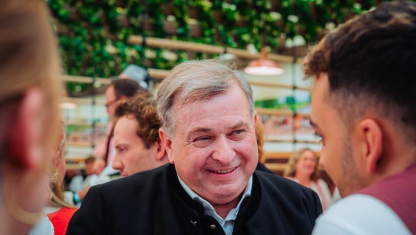AZ-Wiesn-Reporter Niclas Vaccalluzzo im Gespräch mit Lorenz Stiftl, dem Wirt des Paulaner Festzeltes. AZ-Wiesn-Reporter Niclas Vaccalluzzo im Gespräch mit Lorenz Stiftl, dem Wirt des Paulaner Festzeltes.
