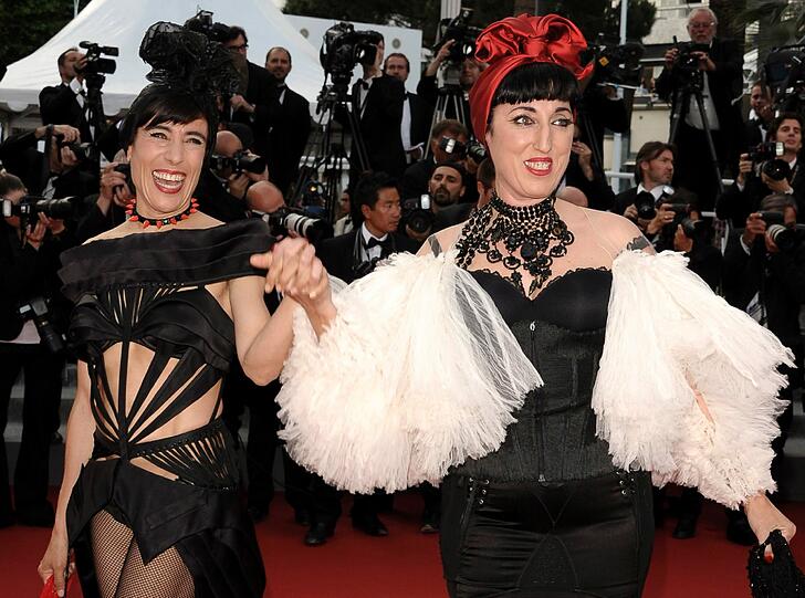 Paradisvögel: Die spanische Schauspielerin Rossy de Palma und Blanca Li fallen auf.