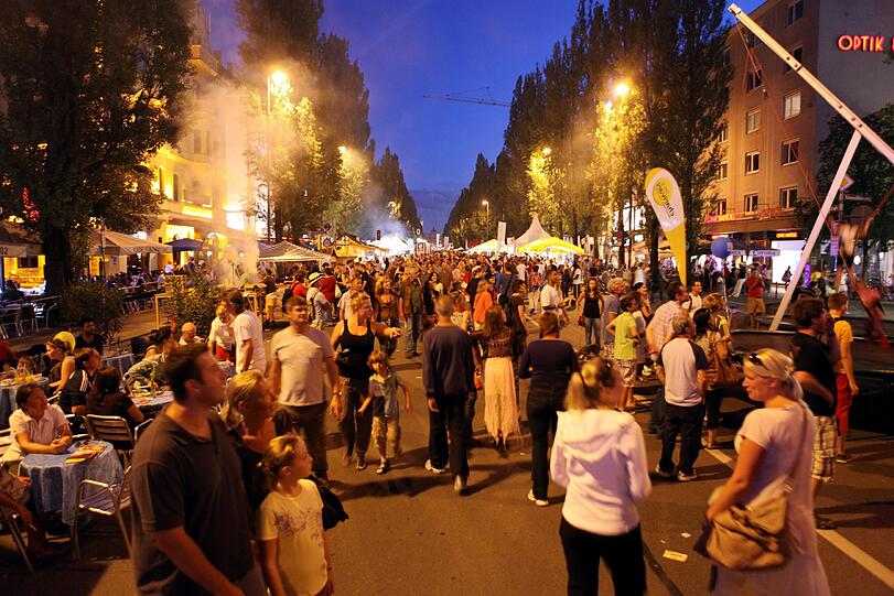 Rund 300.000 Menschen haben am Wochenende das Münchner Streetlife-Festival besucht. Bei sonnigem Wetter nahmen sie die für den Verkehr gesperrten Ludwig- und Leopoldstraßen in Besitz. Die Bilder vom Festival.