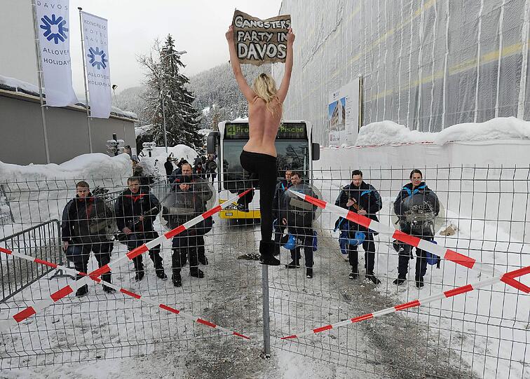Nacktprotest in Davos: Ukrainerinnen demonstrieren barbusig am Zaun vor dem Weltwirtschaftsforum. Die Polizei greift ein - die Bilder.