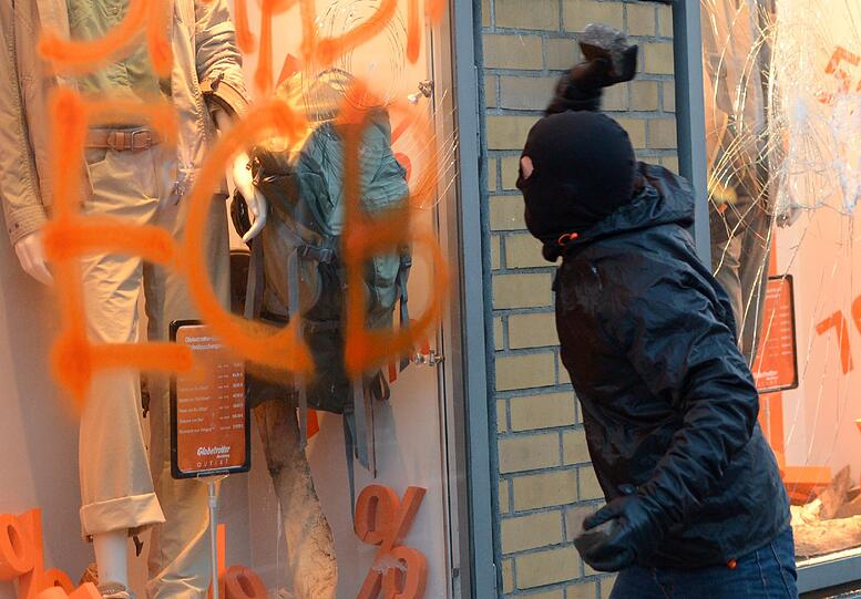 Der Protesttag der kapitalismuskritischen Blockupy-Bewegung hat in Frankfurt mit einer Welle der Gewalt begonnen