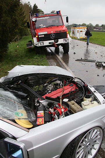 Mit voller Wucht krachten der Mercedes und der VW-Kastenwagen zusammen. Mindestens eine Person wurde bei dem Unfall schwer verletzt.