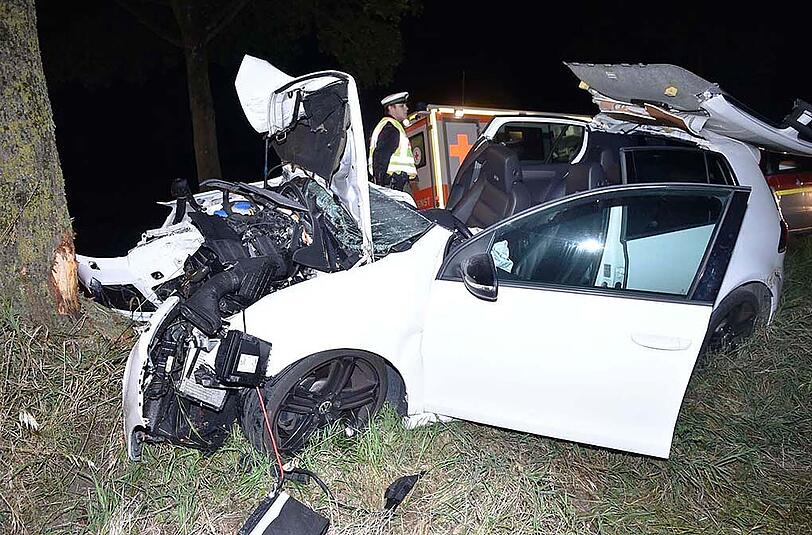 DEr Golf kam von links von der Fahrbahn ab und prallte gegen einen Baum.