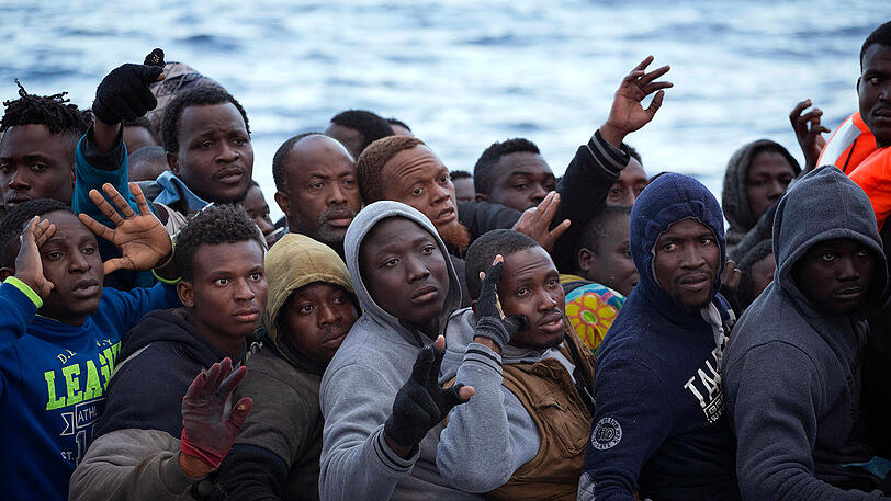 Hoffen auf eine bessere Zukunft in Europa: Flüchtlinge in einem Gummiboot vor der Küste Libyens.