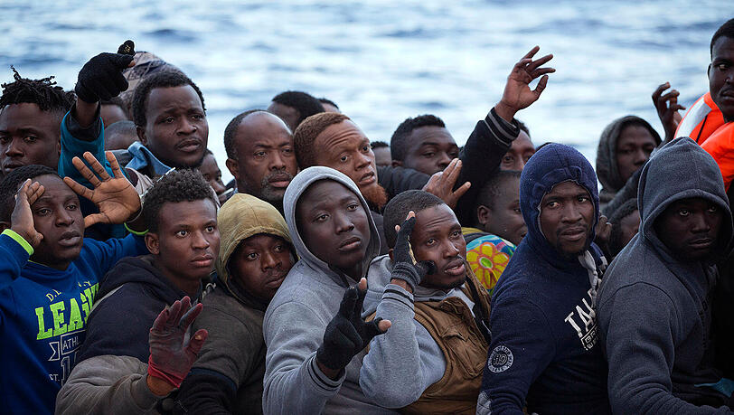 Hoffen auf eine bessere Zukunft in Europa: Flüchtlinge in einem Gummiboot vor der Küste Libyens. Hoffen auf eine bessere Zukunft in Europa: Flüchtlinge in einem Gummiboot vor der Küste Libyens.