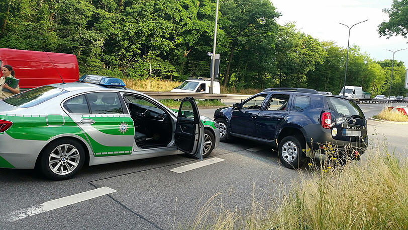 Der Fahrer ging auf die Beamten los, zuvor hatte er ein Polizeiauto gerammt.