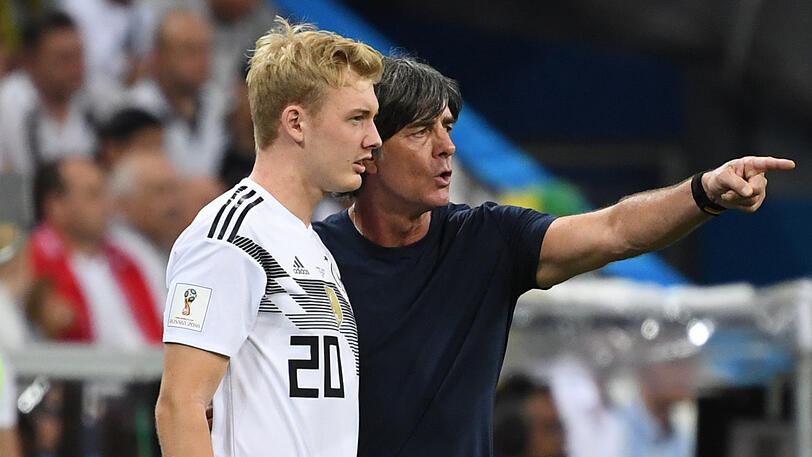 JULIAN BRANDT, Note 3:
Traute sich was bei seinen Joker-Einsätzen. Ihm war die Last und Bürde, unter der die Weltmeister ächzten, nicht anzumerken. Zwei flotte Auftritte, zwei Pfostenschüsse.